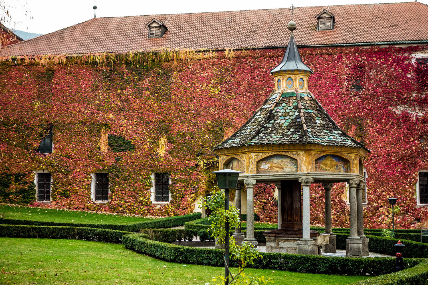  Kloster Neustift bei Brixen - Herbstfarben 