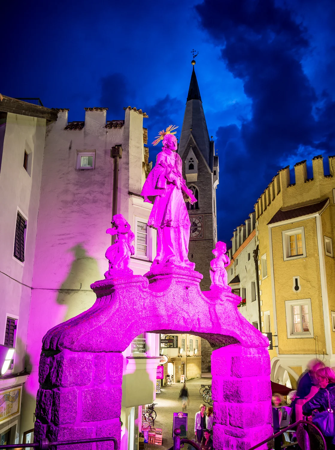 Die Nepomukstatue in Brixen und der Weltmädchentag