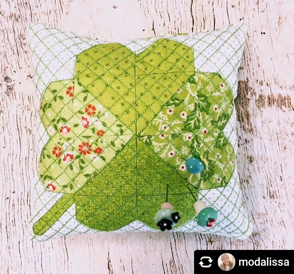 ☘️☘️☘️☘️☘️☘️☘️☘️☘️☘️☘️
Posted @withregram &bull; @modalissa Adding a touch of green to my sewing sanctuary with this adorable four-leaf clover pin cushion! 🍀💚 

I took @robinpickens blockheads 3, Blooming Love Block, and made a smaller version and 