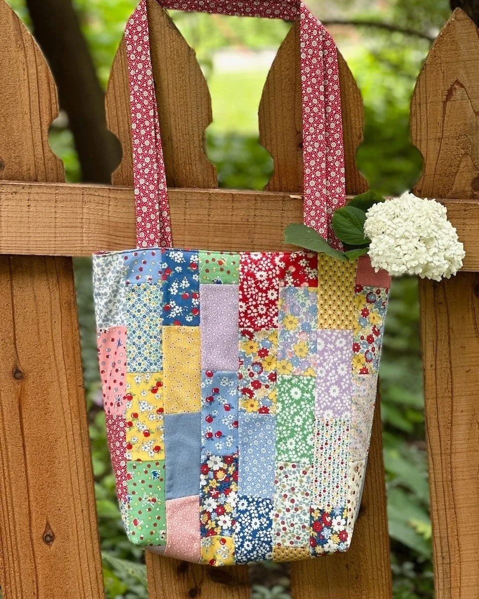 Free patterns. Moda's charming Charm packs. Quilting therapy. A little charm goes a long way! Thanks to @modafabrics we can spend some happy hours stitching up this charming tote &mdash;a beginner-friendly free pattern that&rsquo;s as easy to love as