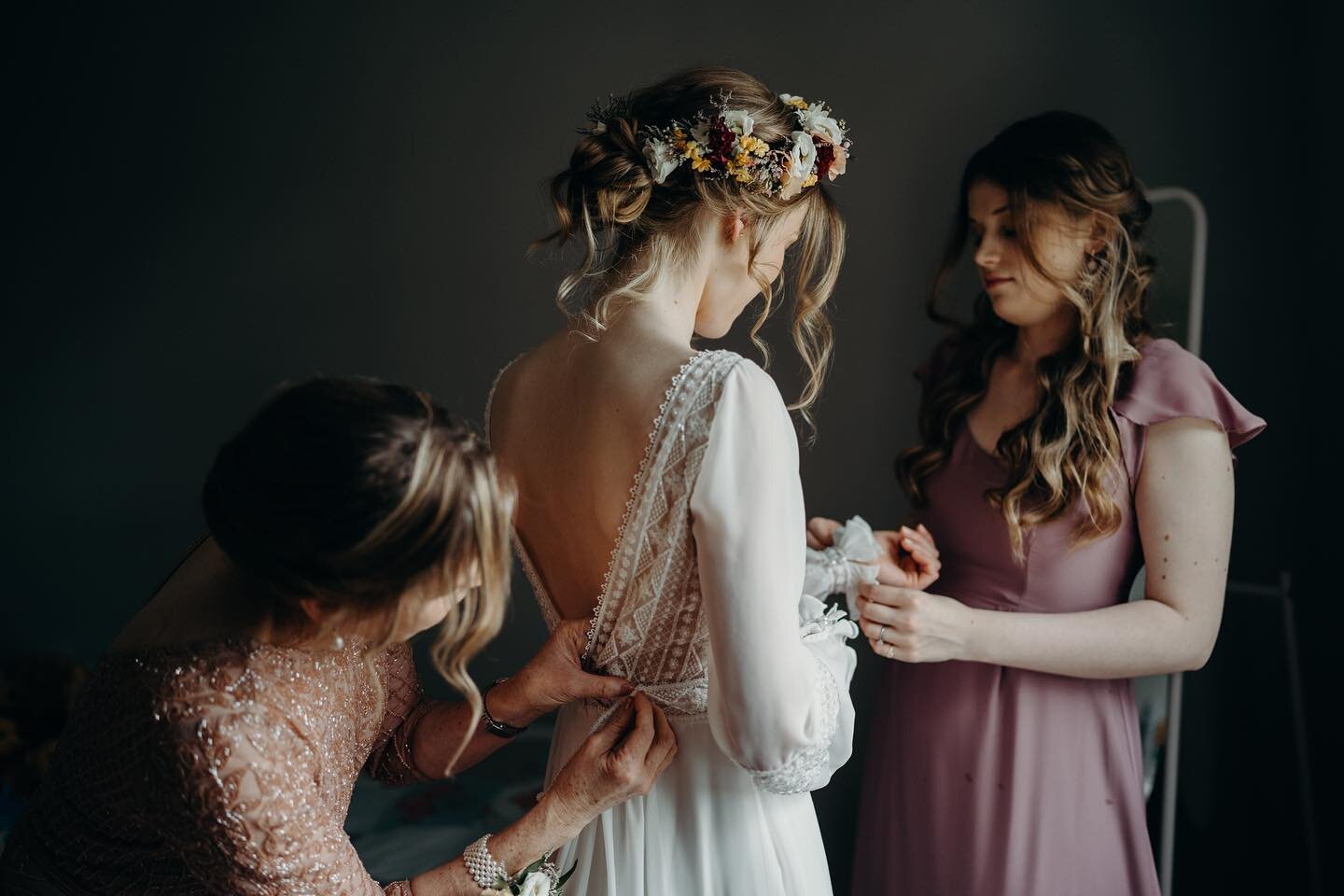 Getting ready 🌿

#niweddings #niweddingphotographer #wedding #northernirelandweddings #irelandwedding