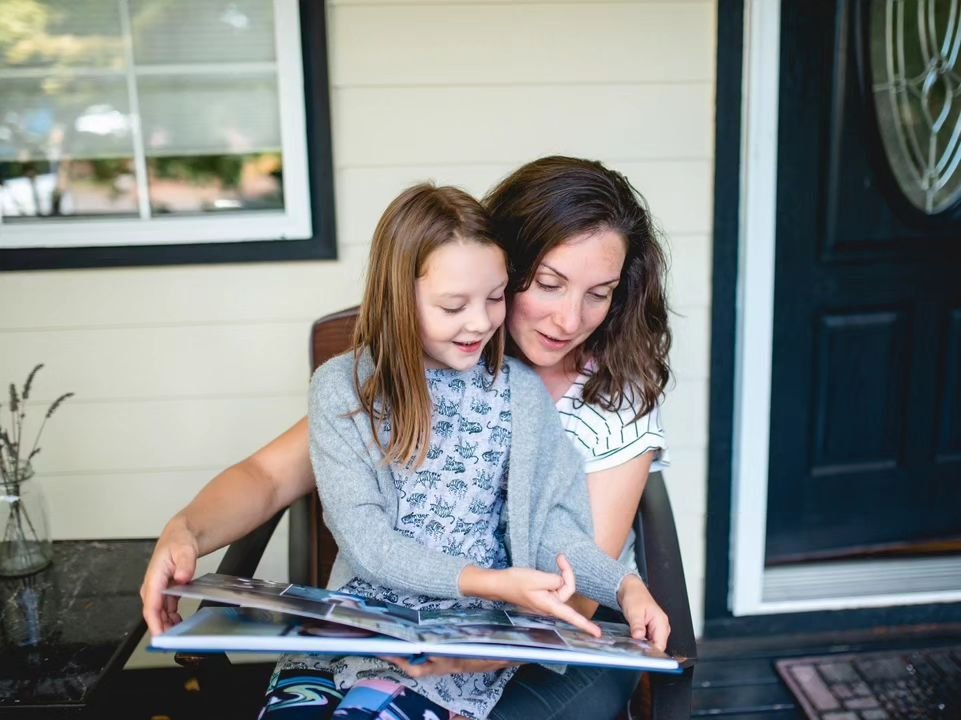 Hellooooo! This post is just to say Yes! I'm still here! 🌟 I have been off of Instagram for a little while, but I am still working (in my busy season in fact!), documenting growing families, making family heirlooms (albums and prints), and talking w