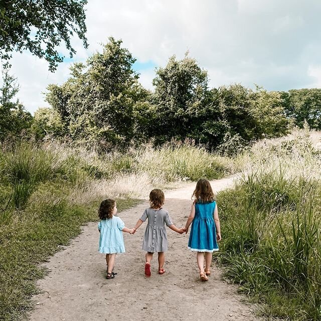 They mostly switch back and forth between who is close and who is the odd man out but every once in a while they are all three very best friends and pull of a picture perfect moment like this one❤️❤️❤️