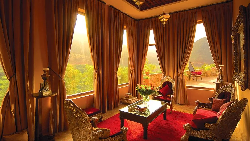 004481-08-aman-ante-room-red-gold.jpg