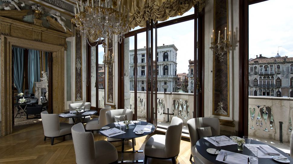011279-09-RS795_Aman-Canal-Grande-Venice---Piano-Nobile-Dining-Room-lpr.jpg