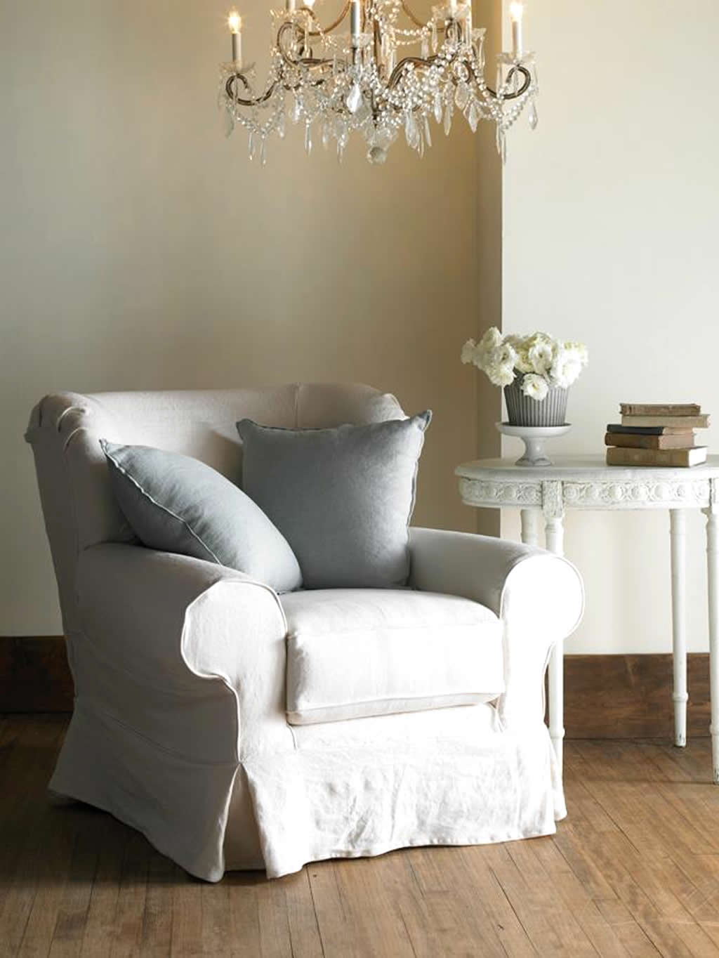 Shabby-Chic-Northampton-Chair-Seating-Furrniture-Design-by-Rachel-Ashwell.jpg