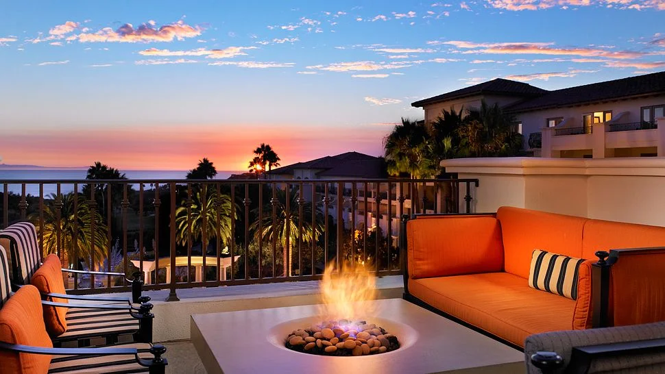 001083-04-str1361cl-140346-lobby lounge terrace - fire pit.jpg