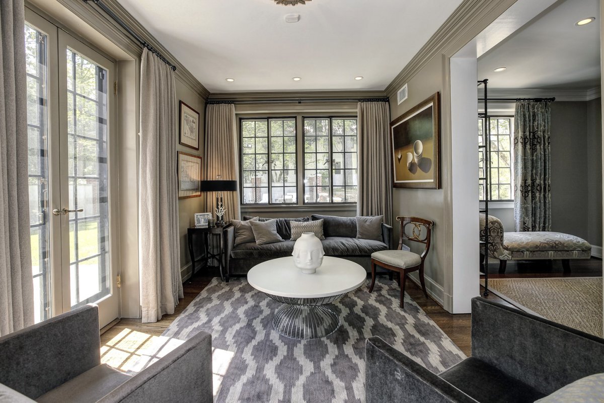 there-are-ample-seating-areas-throughout-the-space.jpg