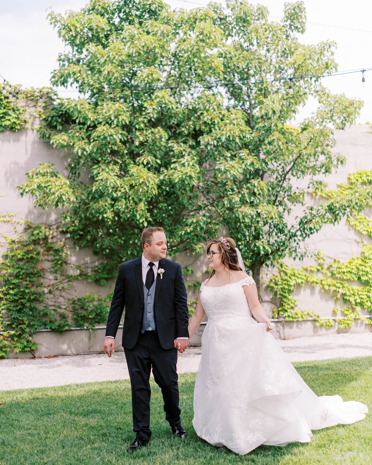 Lindsey and Sam&rsquo;s story began when they met at the same program at the University of Cincinnati and fell in love soon after 🤍

Lindsey&rsquo;s unique vision for a wintry June wedding came to life at the Steam Plant last Saturday and it was a s