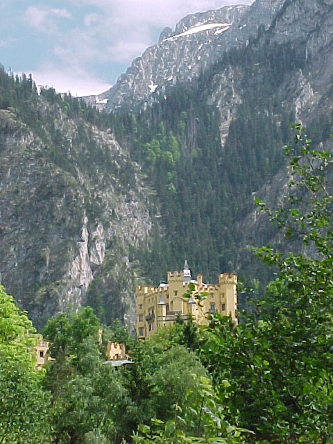    (EN) I took this picture to show the picturesque land around the castles.     (EO) Mi faris tiun foton por montri la pitoreska vidoj ĉirkau la kasteloj.  







