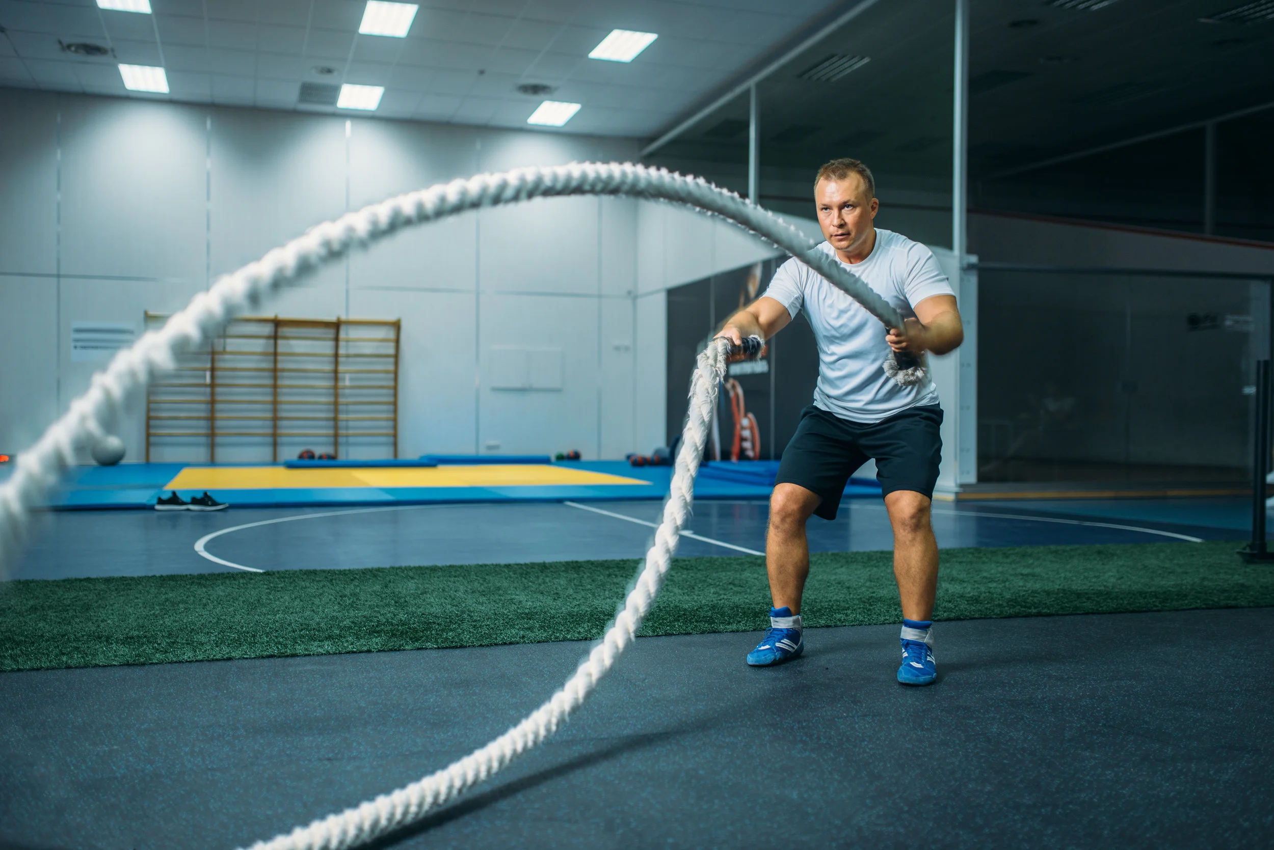 male-athlete-with-ropes-in-gym-crossfit-workout-R94YCBM.jpg