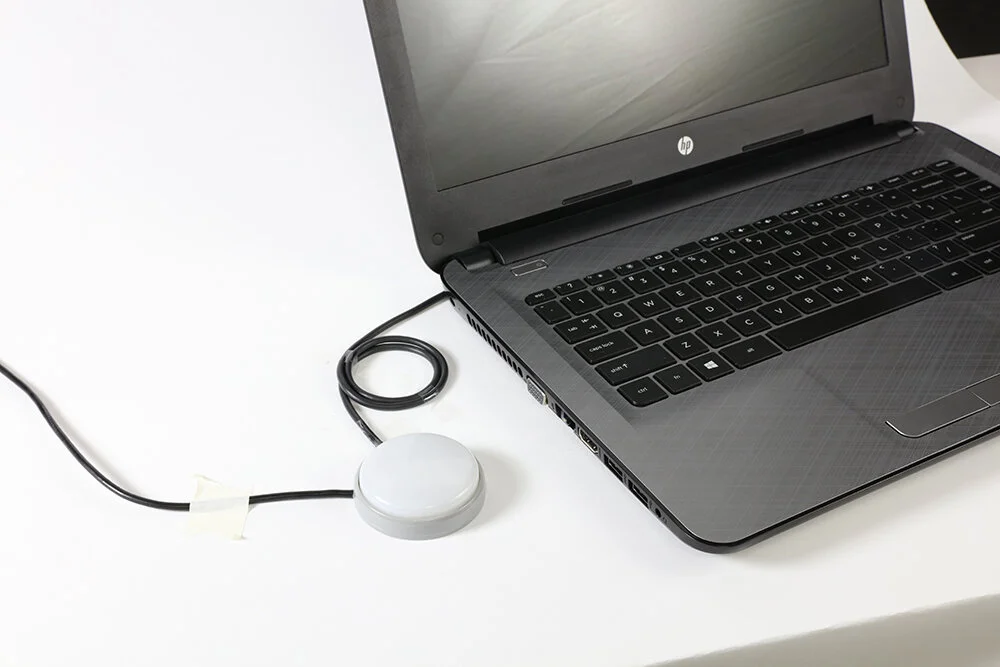 I reshot the product as well as the laptop.