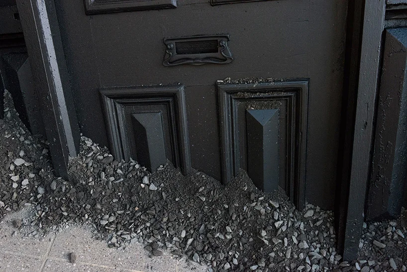 ian-strange-drops-a-house-from-the-sky-for-landed-designboom-07.jpg