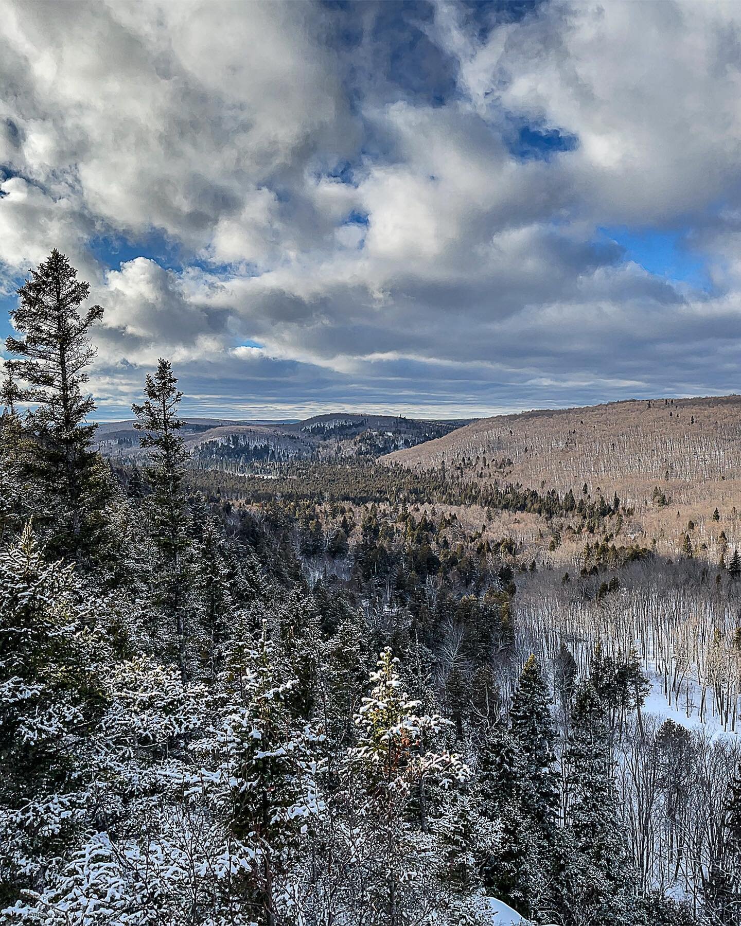 Winter Mystery

#donorthmn #lutsen #skiandridemn #minnesota #onlyinmn #lutsenmountains #mysteryoverlook