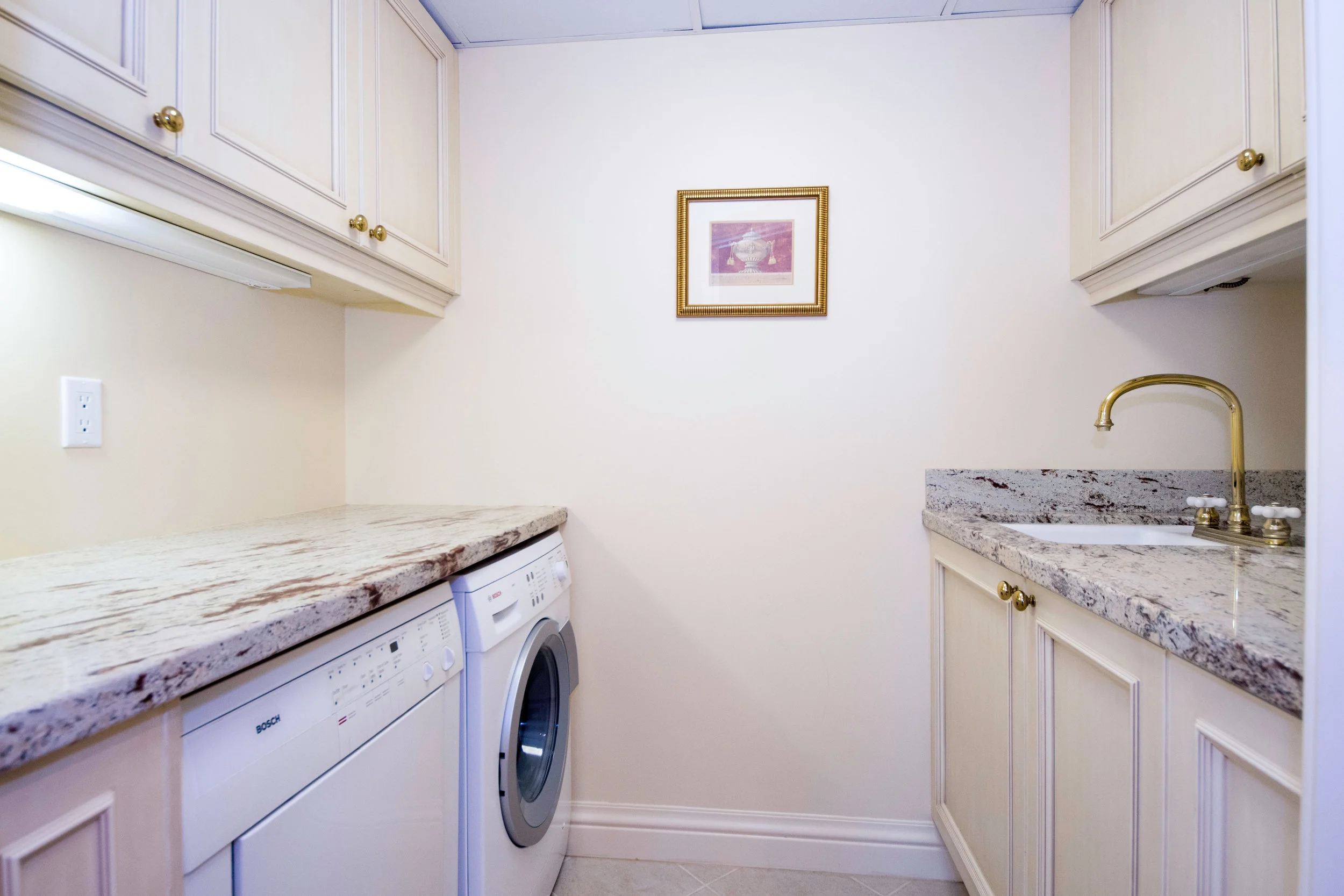 1888 Kalakaua Ave Unit 3504-print-025-25-Laundry copy-4200x2800-300dpi.jpg