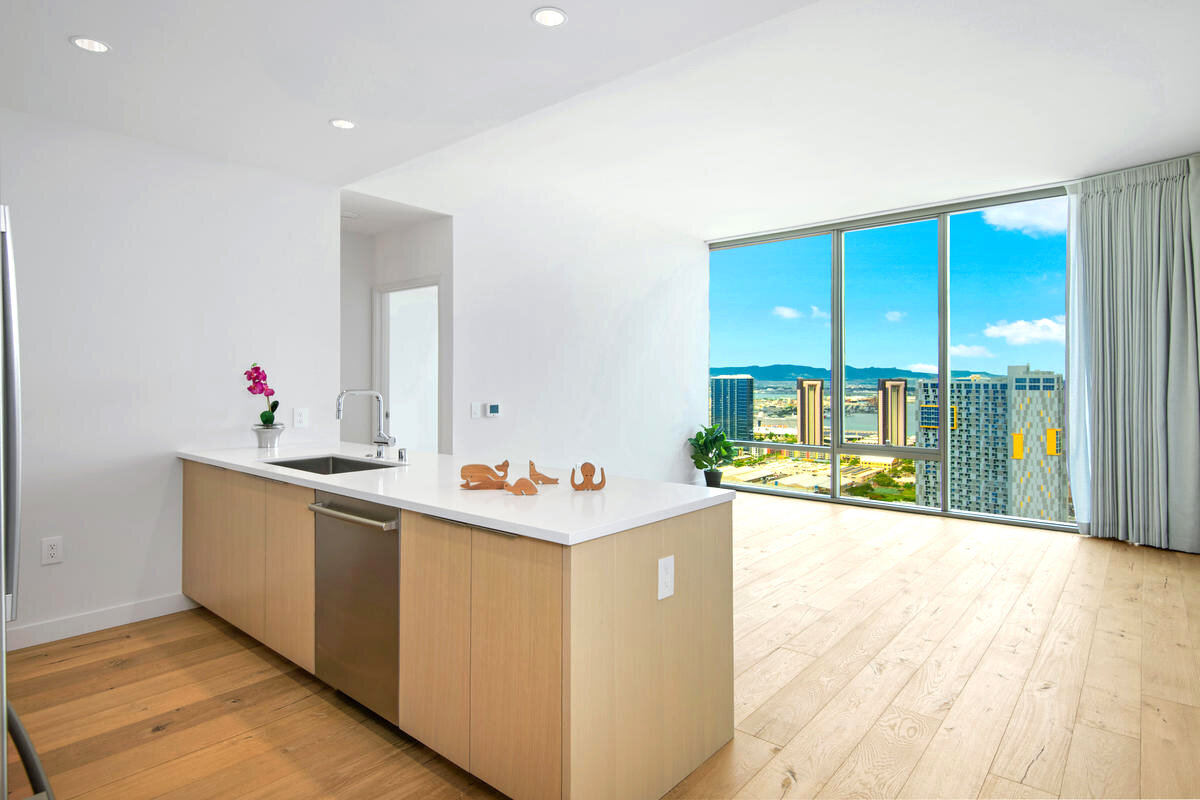 UNIT 3905 PENTHOUSE / $950,000 FS 1 BEDROOM / 1 FULL BATH / 704 sq. ft. / 1 PRK & 1 STORAGE ROOM