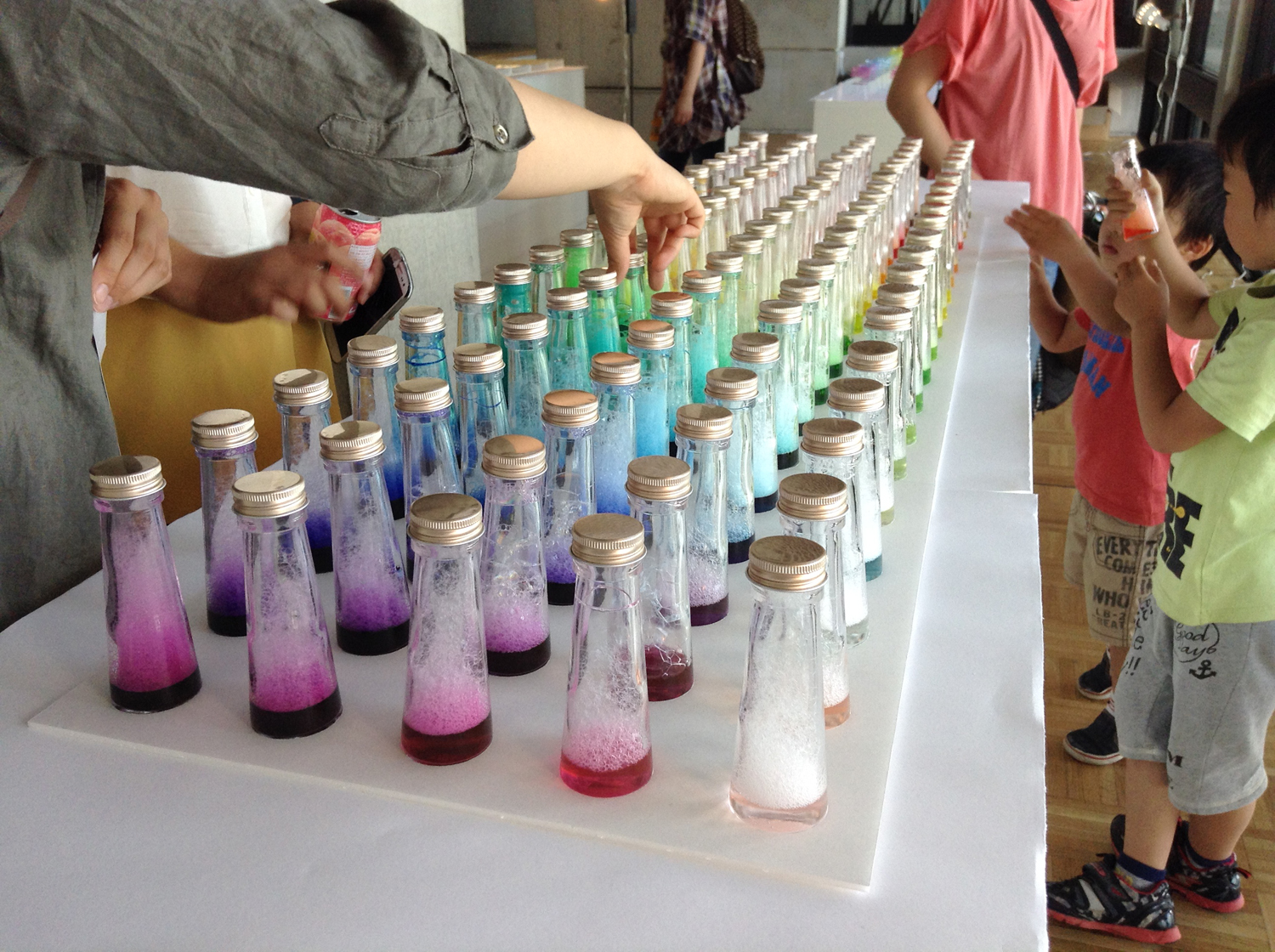 9b_emmanuelle_moureaux_100colors_labo.JPG