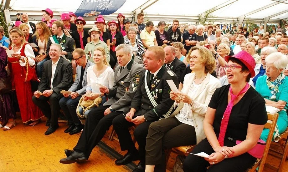 Bürgermeisterin und Publikum singen mit