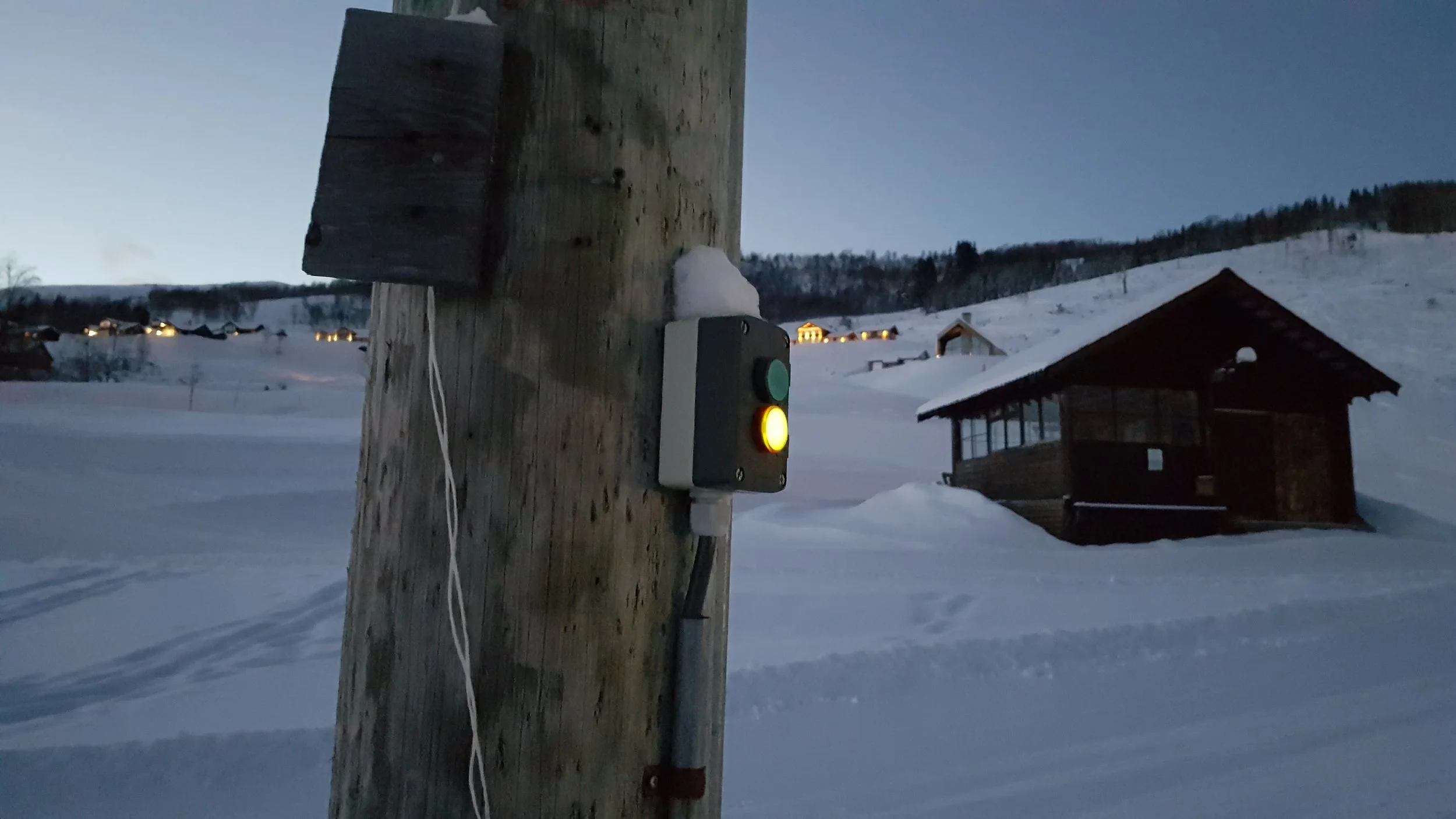 Trykk på knappen - så aktiverer du lyset i langrennsløypa.
