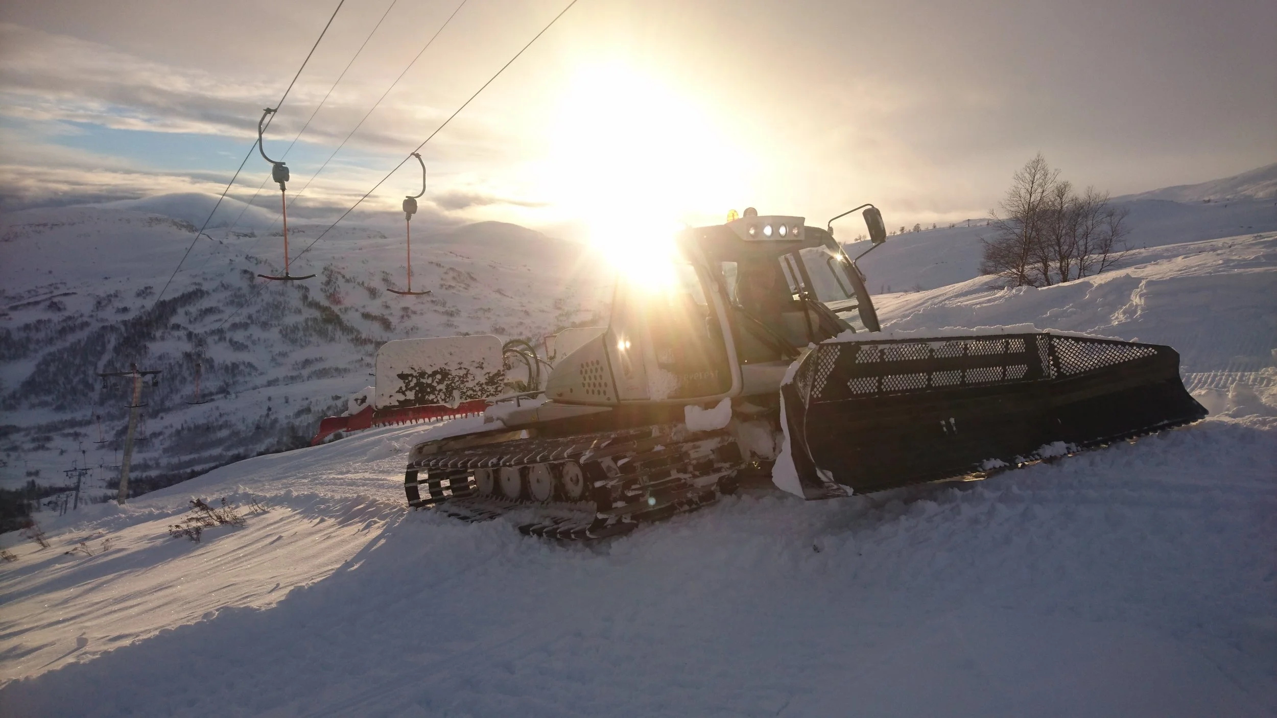 Driftssjef Kim Andre legg siste finpussen i doseringa i Kalvavatni, endeleg er siste trekket også i gang. (Foto: Håvard Nesbø)