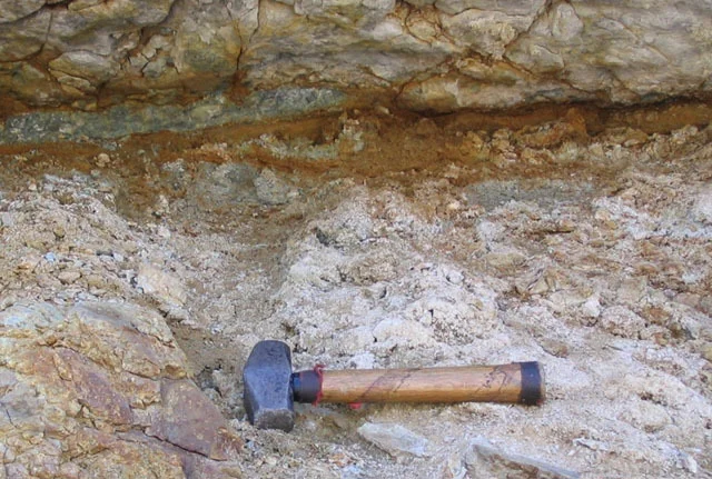 Closeup of unconformity showing relict weathering at top of Precambrian granitic. Roadcut, Parc du Lac Beauchamp, on west side of entrance road, at westward turn in the road, beside the lake. Photo by Q. Gall.