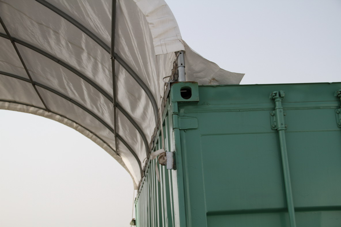 Roof connects into container castings.jpg