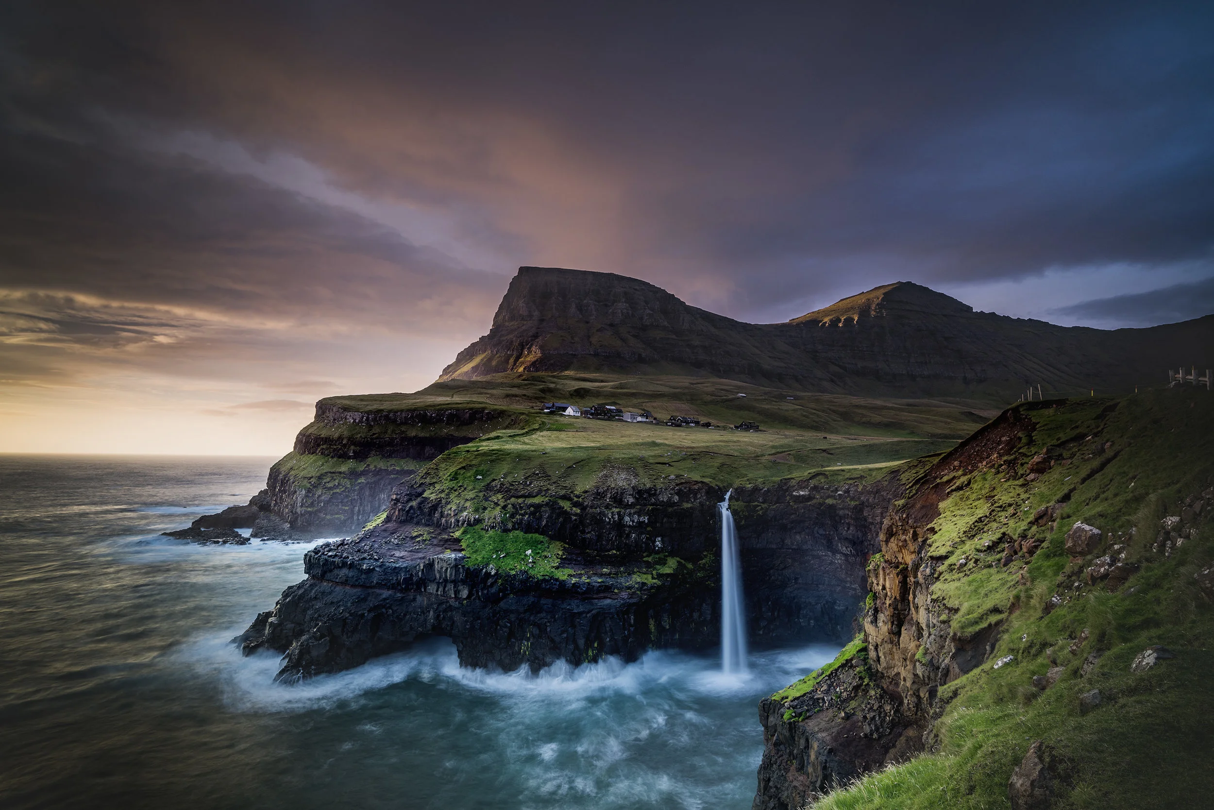 Vandfaldet Múlafossur i den lille by Gásadalur på Færøerne