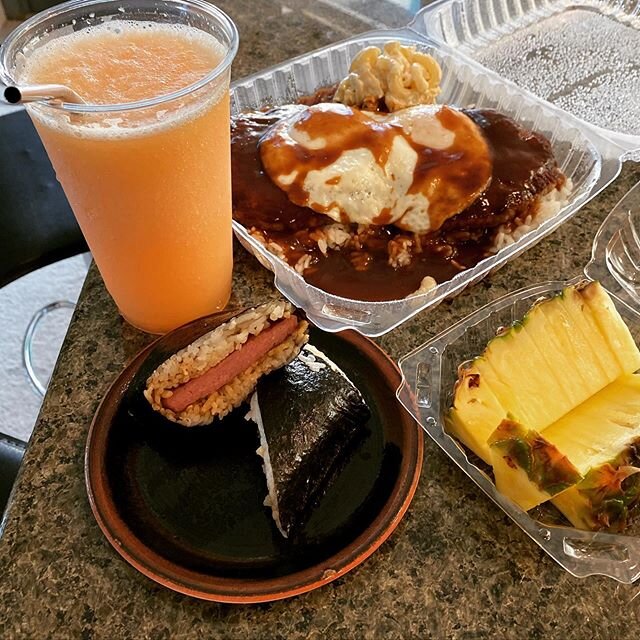 Last night Hukilau served up a some much needed Hawaiian vibes ๐ with their delicious ToGo options:
* Passion-Guava Daiquiri๐น
* Spam Musubi
* Loco Moco
* Freshly Sliced Pineapple
Perfect for a Friday evening during Shelter In Place!
@hukilau_sanj