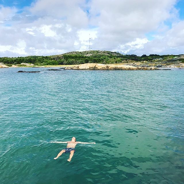 Sa vi att det var mulet? P&aring; Koster skiner ju alltid solen! Passa p&aring; att ta ett dopp, havet &auml;r nydligt! ☀️🏊🏼 #svensksommar #sk&auml;rg&aring;rdsdr&ouml;m #alltidbadv&auml;der #nordkoster