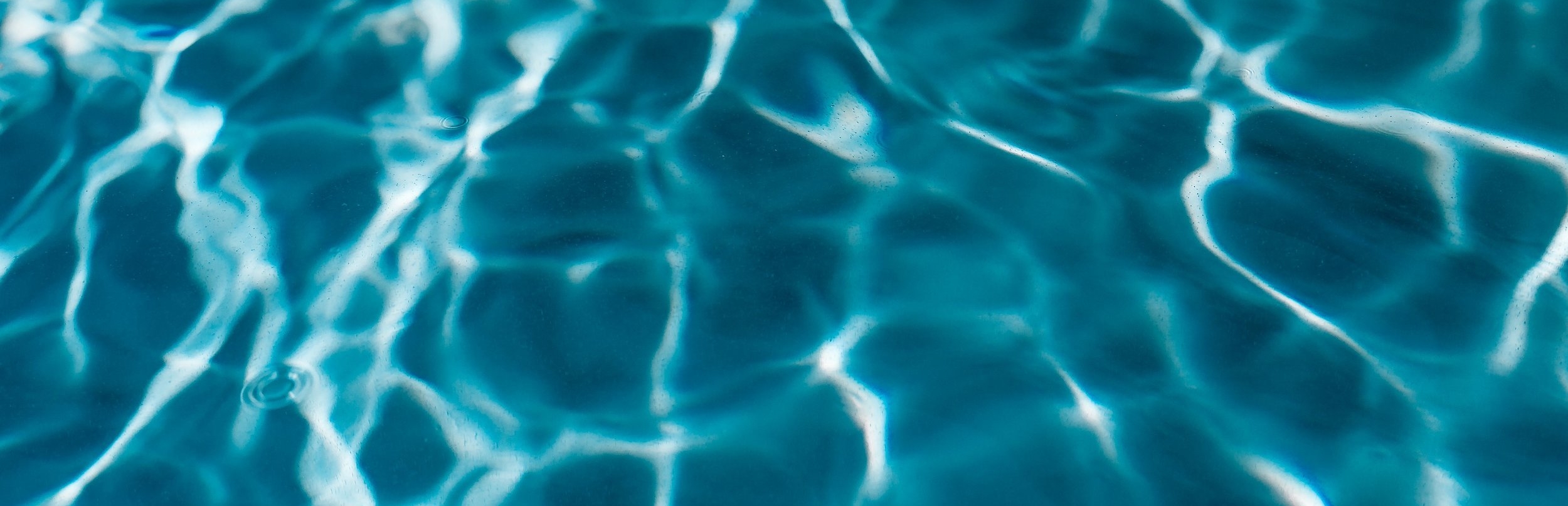 kaboompics_Wavy water surface in a swimming pool.jpg