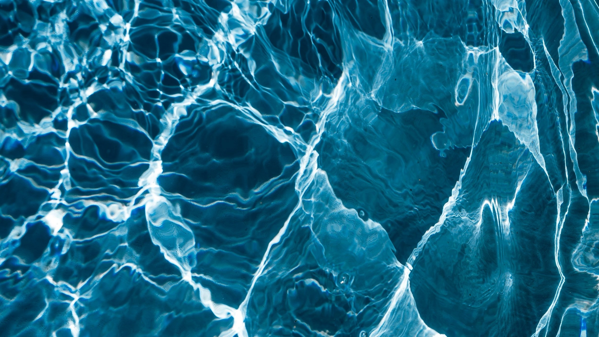 kaboompics_Wavy water surface in a swimming pool (1).jpg