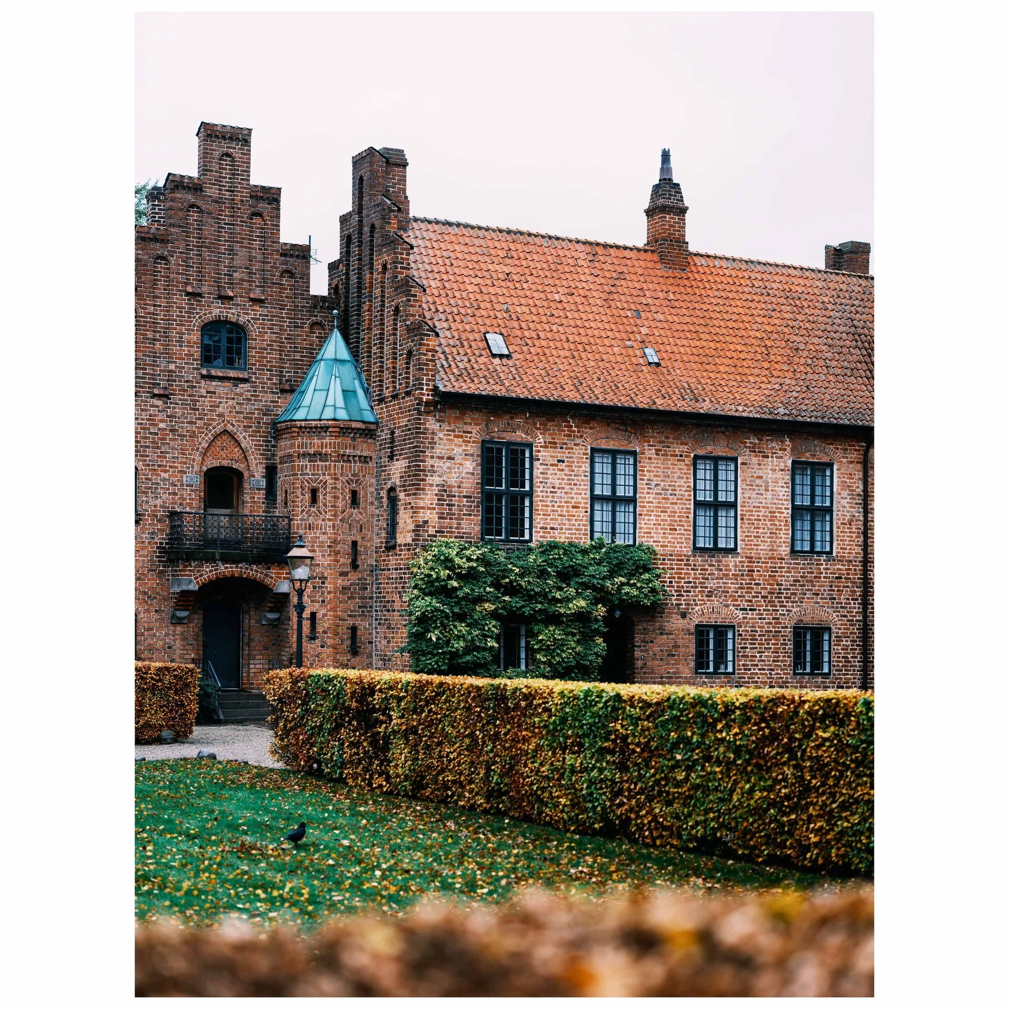Hidden gem in the heart of Roskilde 📸

Roskilde Kloster is a place where history whispers through every stone, and calm corners invite you to pause and soak it all in. From the serene gardens to the beautiful architecture, it&rsquo;s a spot that ble