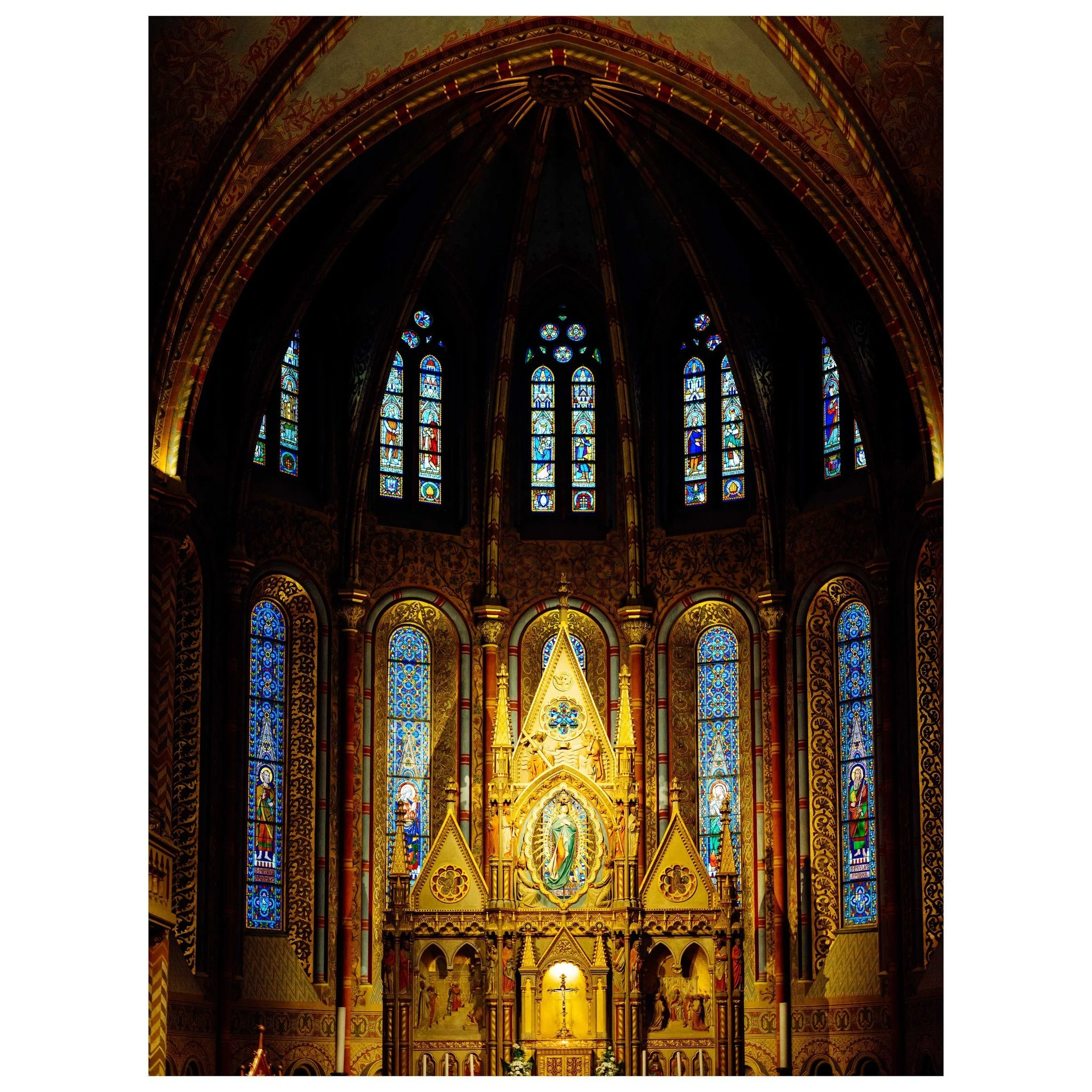 📸 Matthias Church &ndash; one of Budapest&rsquo;s most magical landmarks

In the heart of the Buda Castle district stands Matthias Church, a place that feels like it was pulled straight out of a storybook. Its colorful roof tiles, sharp Gothic lines