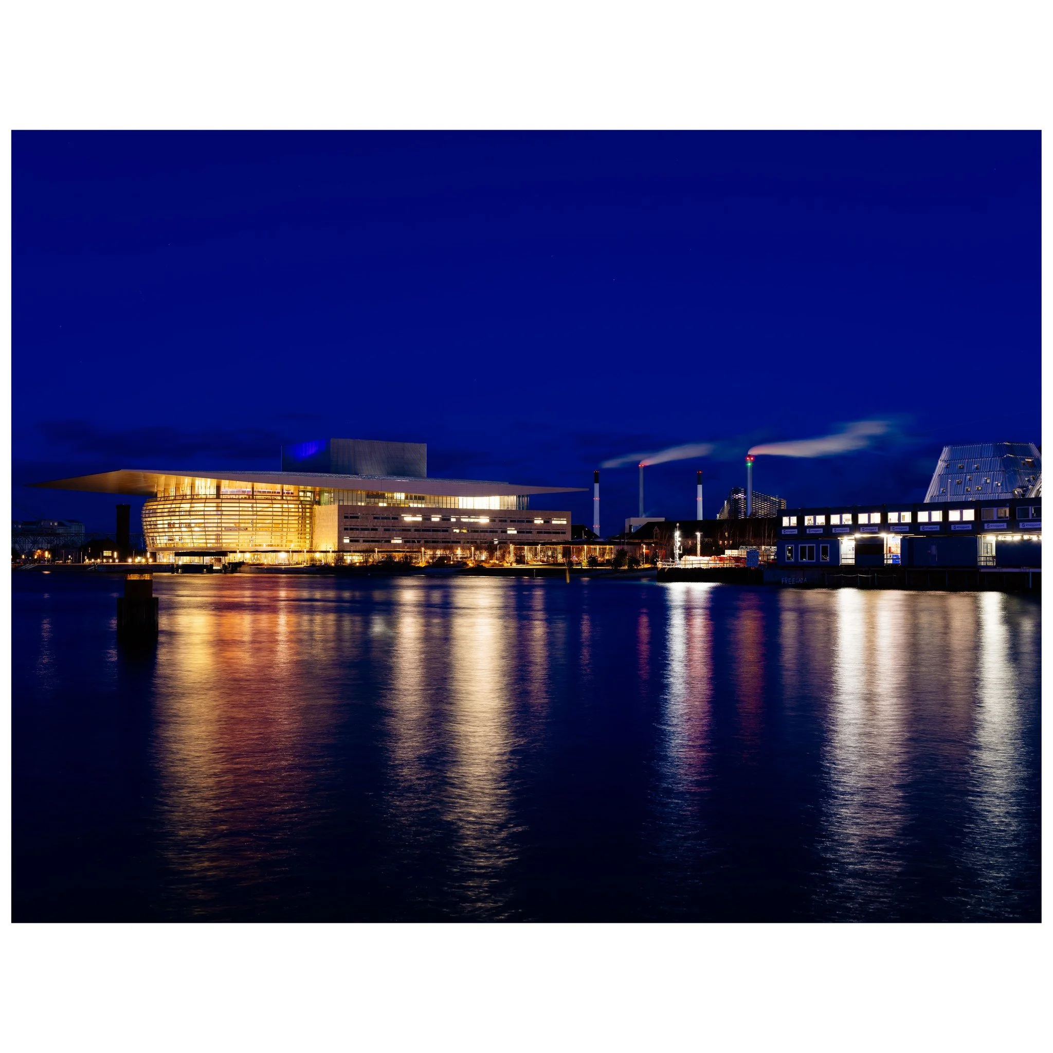 Light the night 📸

&copy; 2025, CLAUS SALL PHOTOGRAPHY
www.claussall.com
🚫 Not AI generated

Contact me on:
📞 23 90 11 69 
📧 cs@claussall.com

--------------------------------
Location : K&oslash;benhavn
Camera : Fujifilm GFX 50S II
Lens : FUJINO