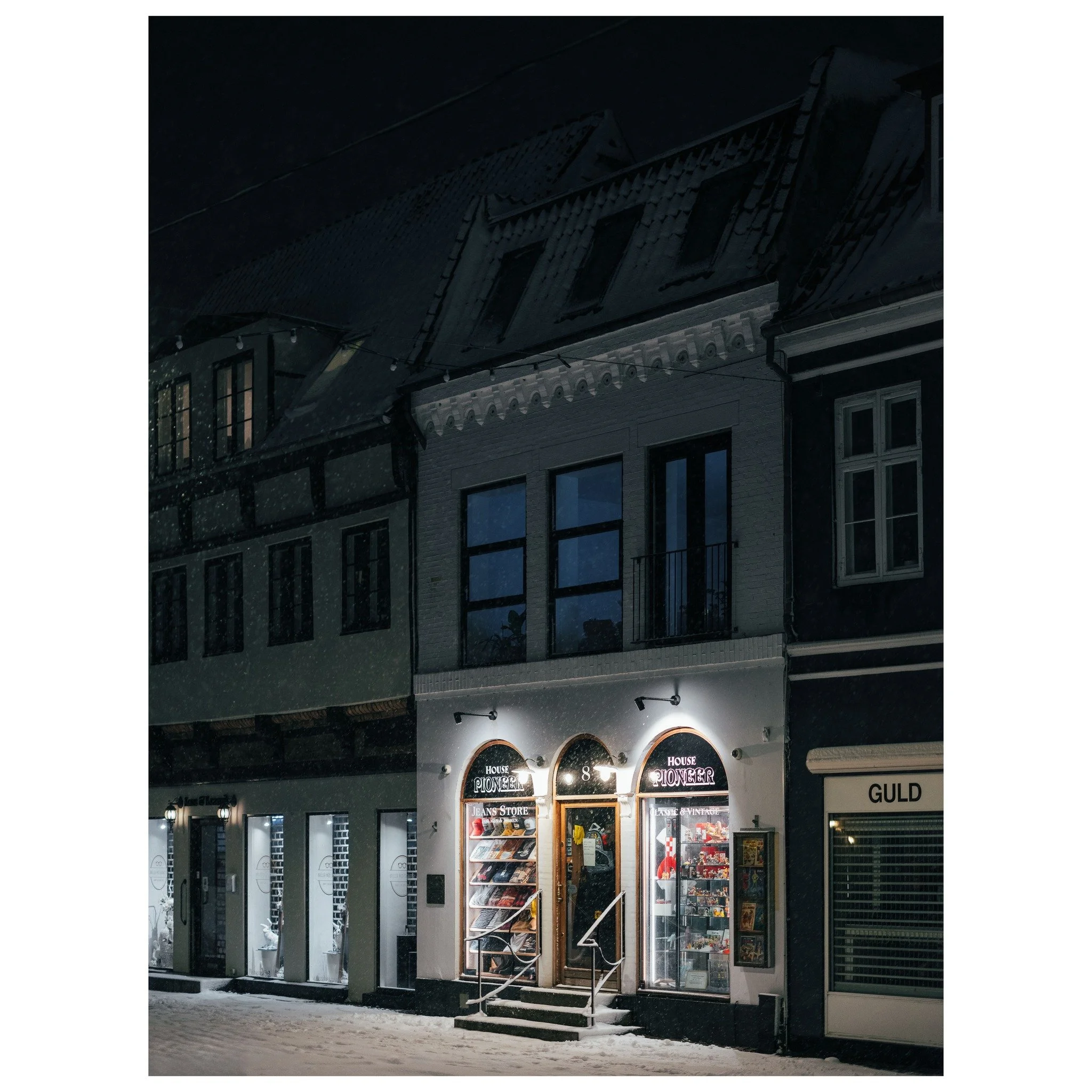 Night shopping 📸

&copy; 2025, CLAUS SALL PHOTOGRAPHY
www.claussall.com
🚫 Not AI generated

Contact me on:
📞 23 90 11 69 
📧 cs@claussall.com

--------------------------------
Location : K&oslash;ge
Camera : Fujifilm GFX 50S II
Lens : FUJINON GF 8