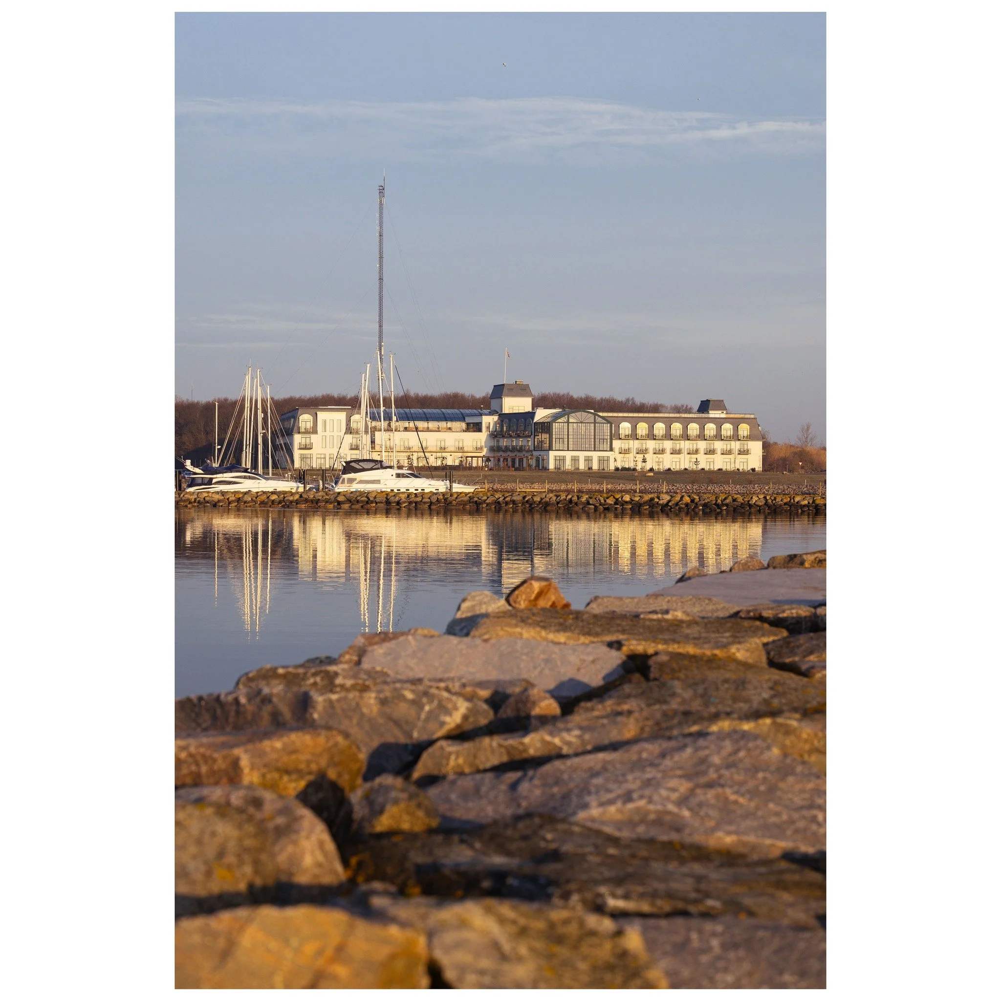 K&oslash;ge Marina er ikke bare en havn &ndash; det er ro, liv og frihed ved vandet. 🌊
G&aring; en tur langs havnen, tag en dukkert, eller nyd en is i solen.

Lige ved siden af ligger @roxresort &ndash; et internationalt strandhotel med spa, pools o