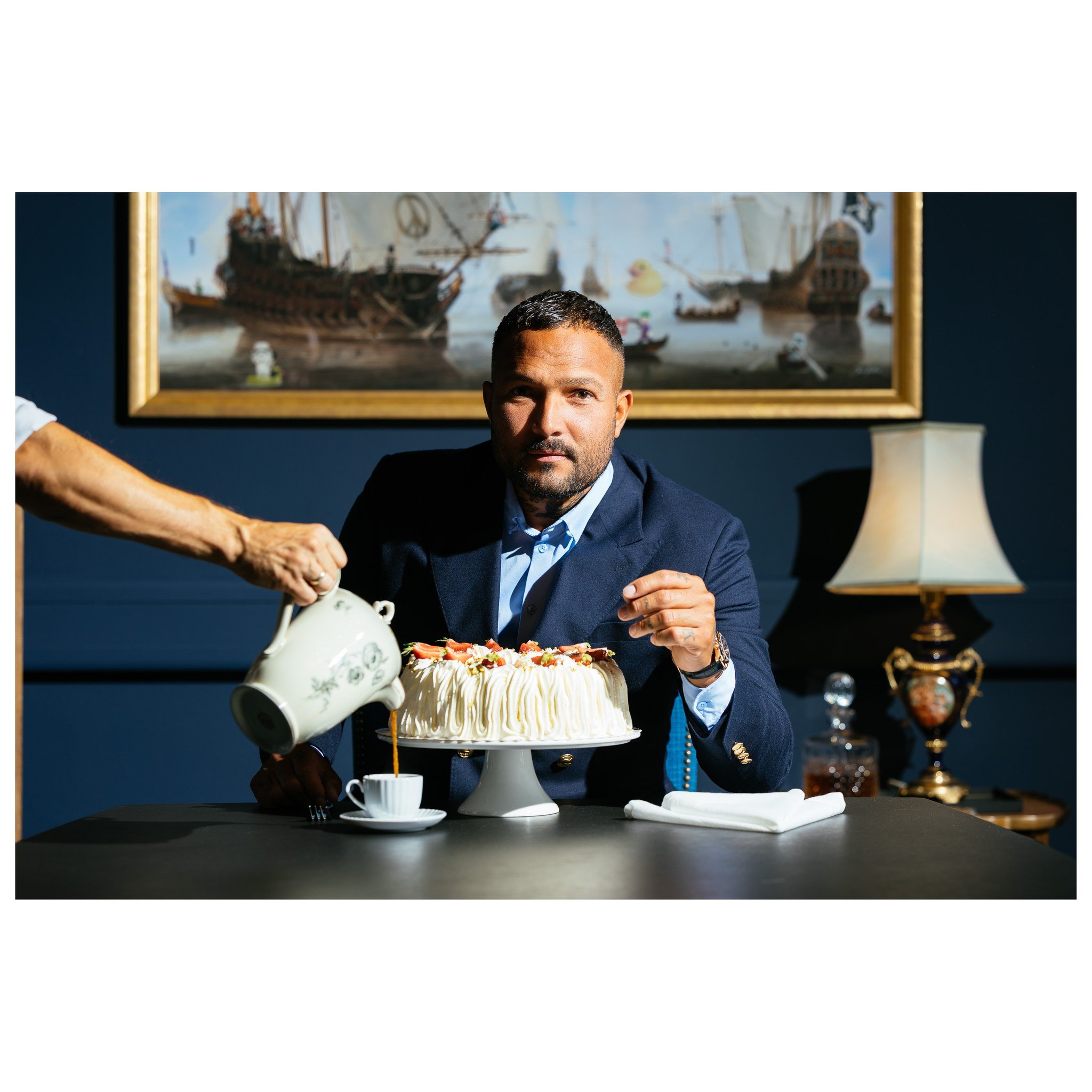 Kage, kaffe og ti nye selskaber. 📸 🙌🏻
 
Jeg har skudt billeder for Simple Agency Group, og det her er et af dem.
 
Mike Valencia foran kameraet. Kage p&aring; bordet. Kaffe i koppen. Og heldigvis ikke skyggen af et klassisk &ldquo;st&aring; lige d