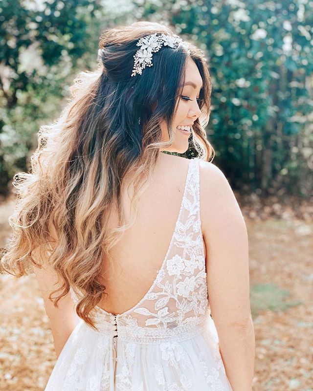 𝓉𝒶𝑔 𝓈𝑜𝓂𝑒𝑜𝓃𝑒 𝓌𝒽𝑜 𝒽𝒶𝓈 𝓉𝒽𝑒 𝒸𝓊𝓉𝑒𝓈𝓉 𝓈𝓂𝒾𝓁𝑒 😃... Our BRIA gown, style 8955 | this boho bride&rsquo;s dream gown has amazing floral detailing from top to bottom
&bull;
Come shop our exclusive styles today! Call to make your app