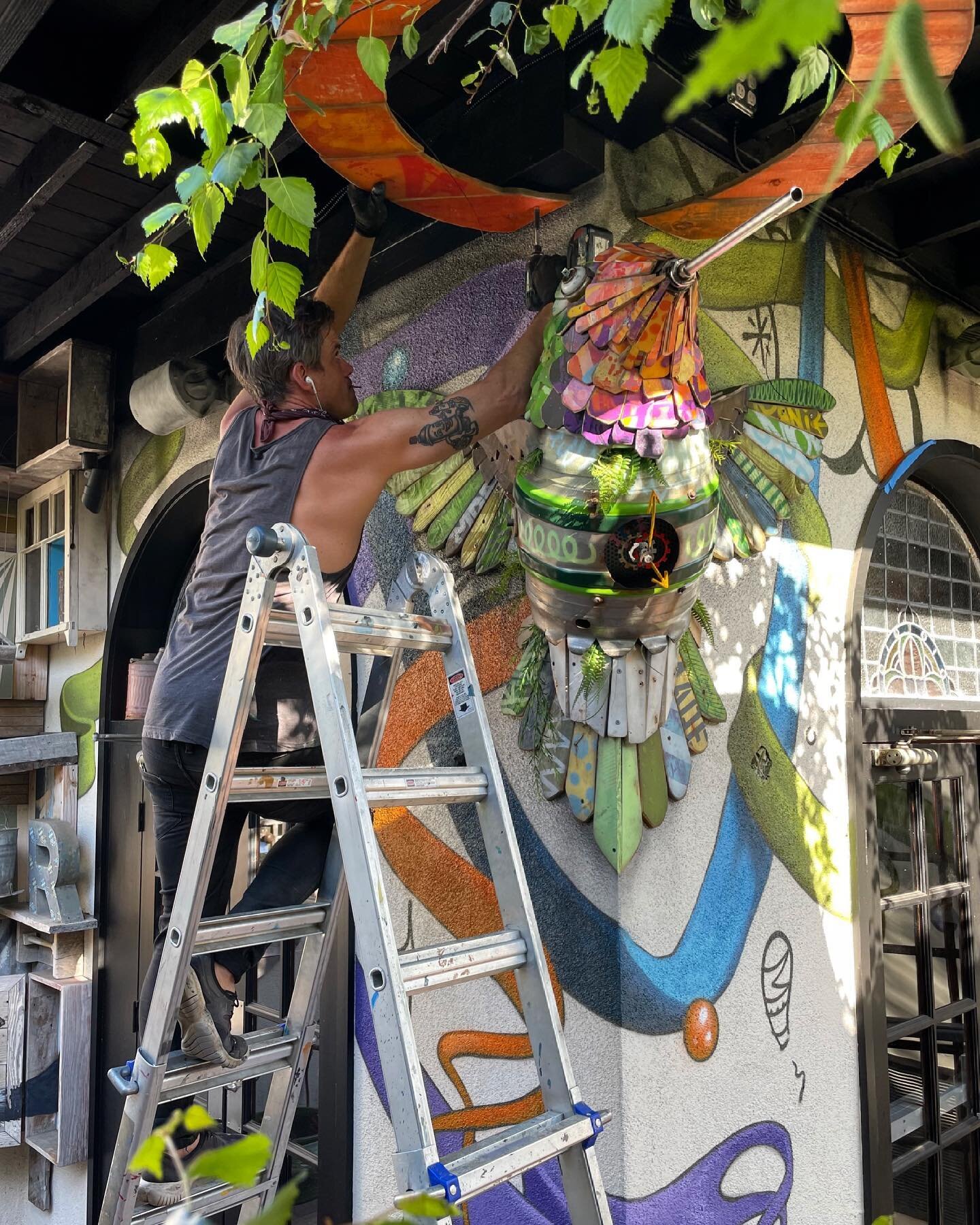 Installation is taking flight @parkandrecsd. Thank you for documenting the process @jcarlopani 

#koneckiart #parkandrecsd #installationart #art #hummingbirdart #beerkeg #gettingup