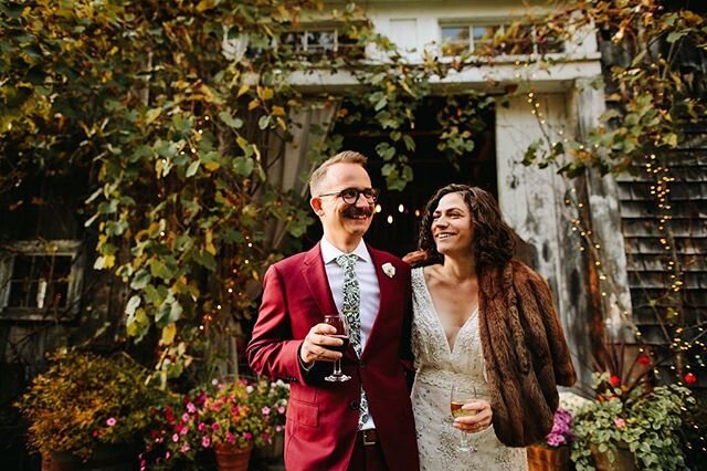 Cheers to Rachel + Chris! This couple had such great taste in clothes, music and Wine. What are your must-have wedding wine suggestions?
&bull;
📸 @yourfriendleslie