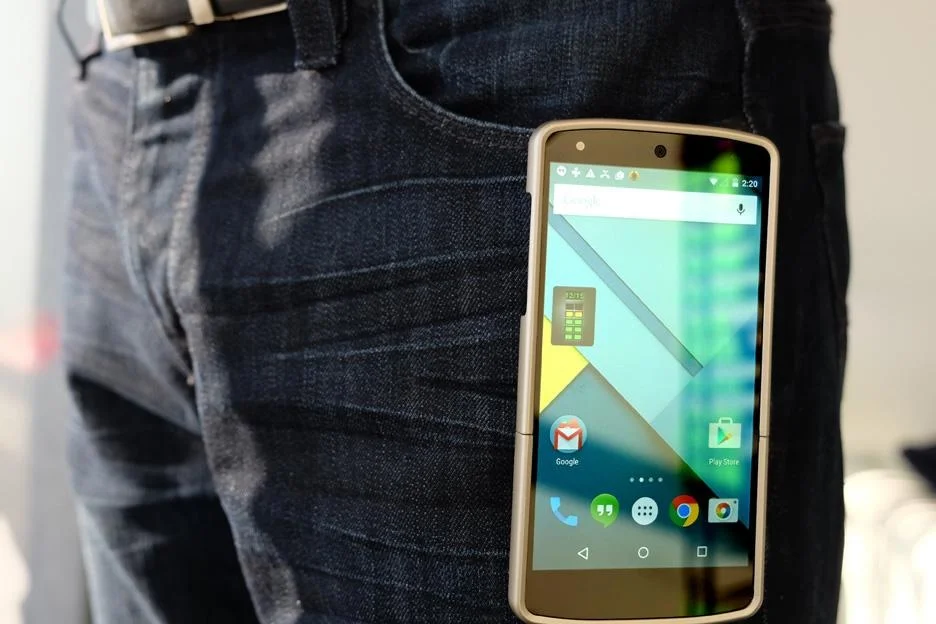 No pockets? No problem. Clipless uses the magic of magnets to cling anywhere