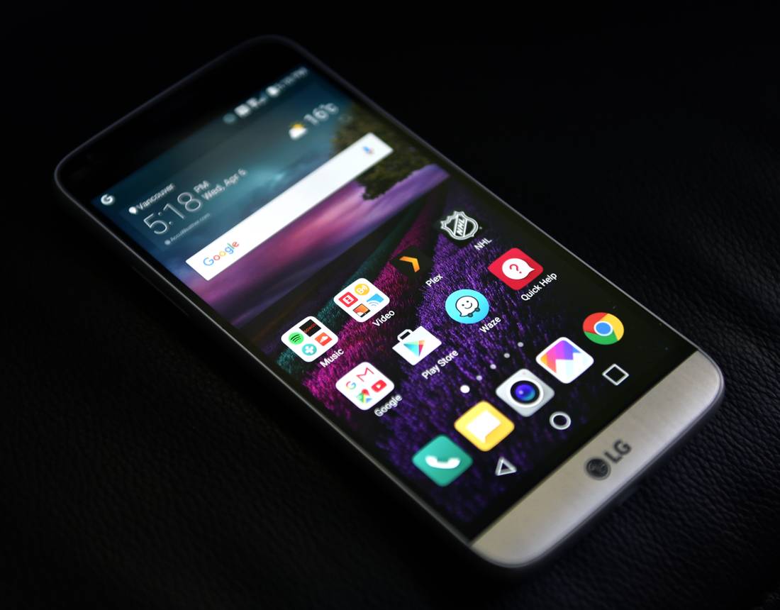 LG takes on smartphone rivals with G5