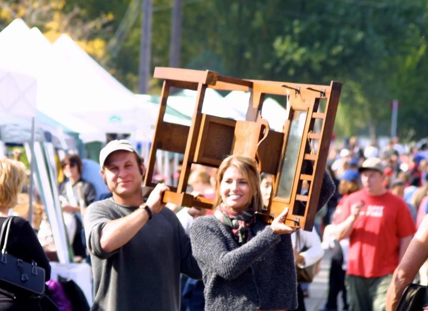 Looking for something old or new this Labor Day weekend? Come swing by the Fremont Market with 145 unique shops from food trucks, vintage, antiques to handmade curbside! Always free and always a great time! #seattlemade #fleamarket #shopsmallbusiness