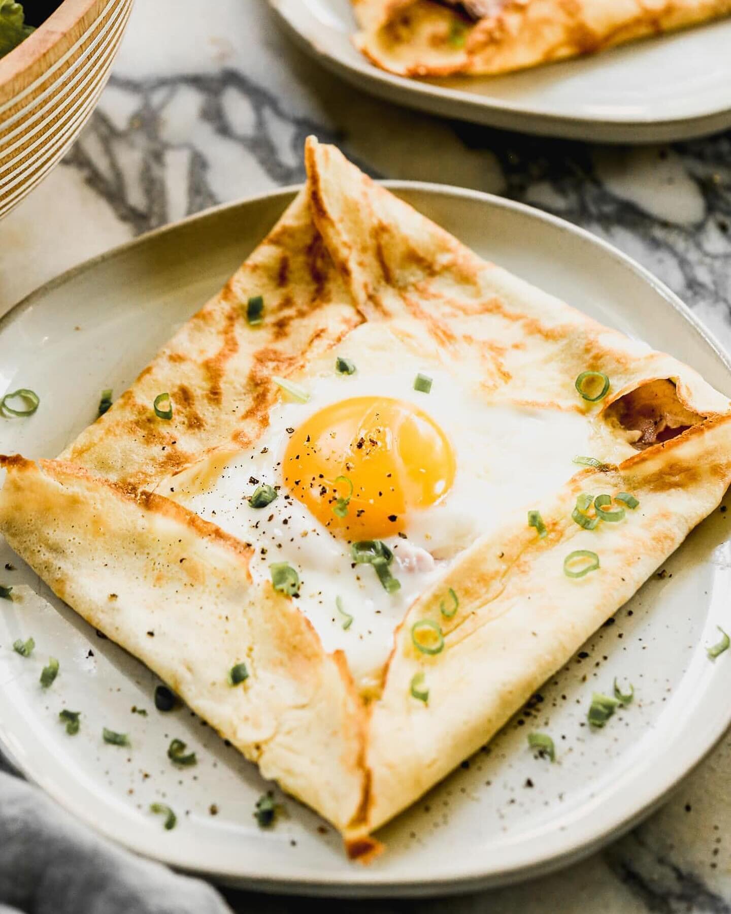 Take a quick trip to Paris with our very French, @jandymobilecreperie  weekly at the @fremontsundaymarket from 10-4pm. French accent and smiles included. 🇫🇷❤️ #seattleeats #crepes #eatseattle #seattlebrumch #fremontsundaymarket #seattlepopup #shopl