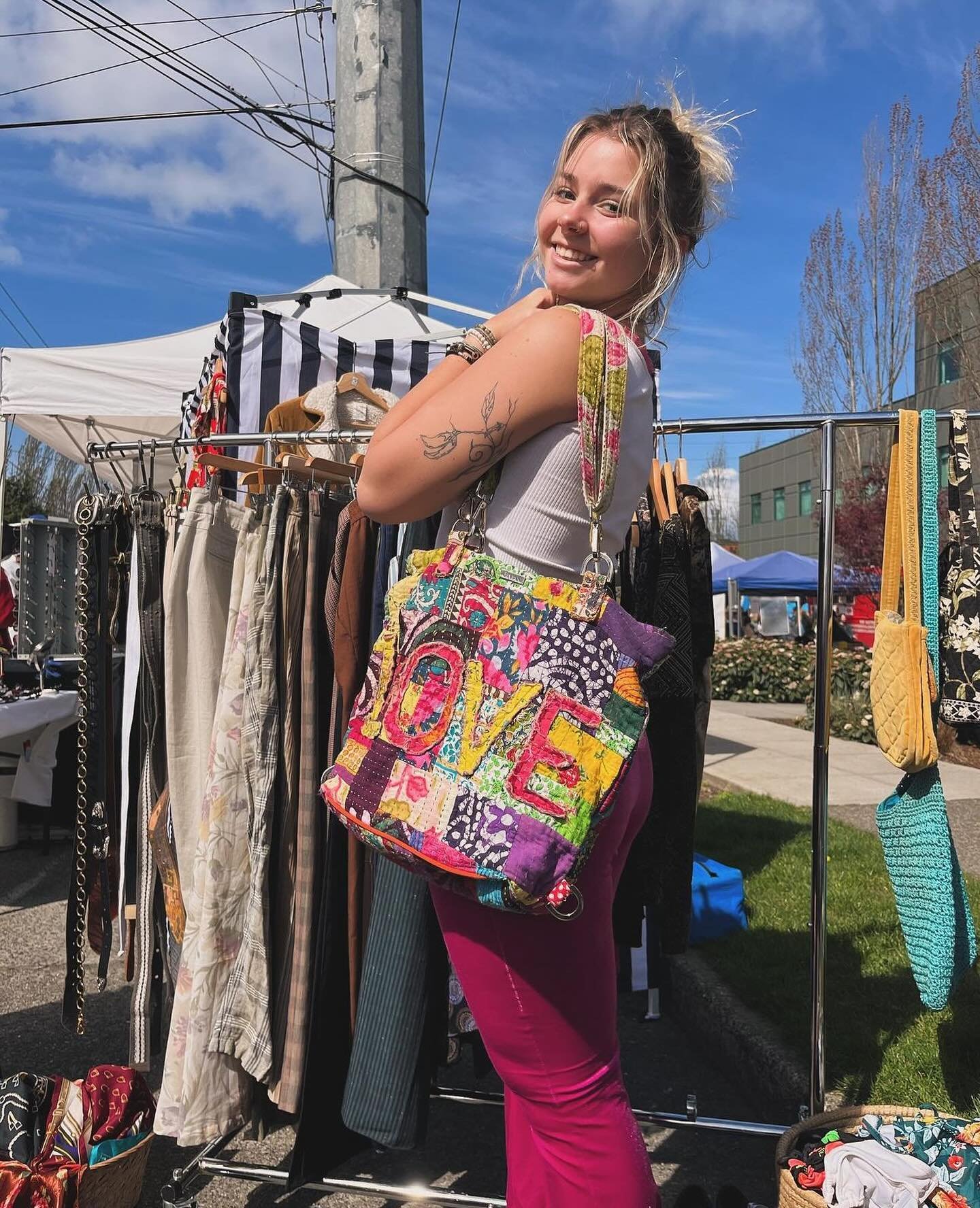 That feeling you get when you buy something second hand at your favorite flea market! Give those vintage clothes a new home and closet vs. fast fashion! 📸: @smalltalkvintage #fleamarket #seattlevintagemarket #secondhand #sustainablefashion #vintagec