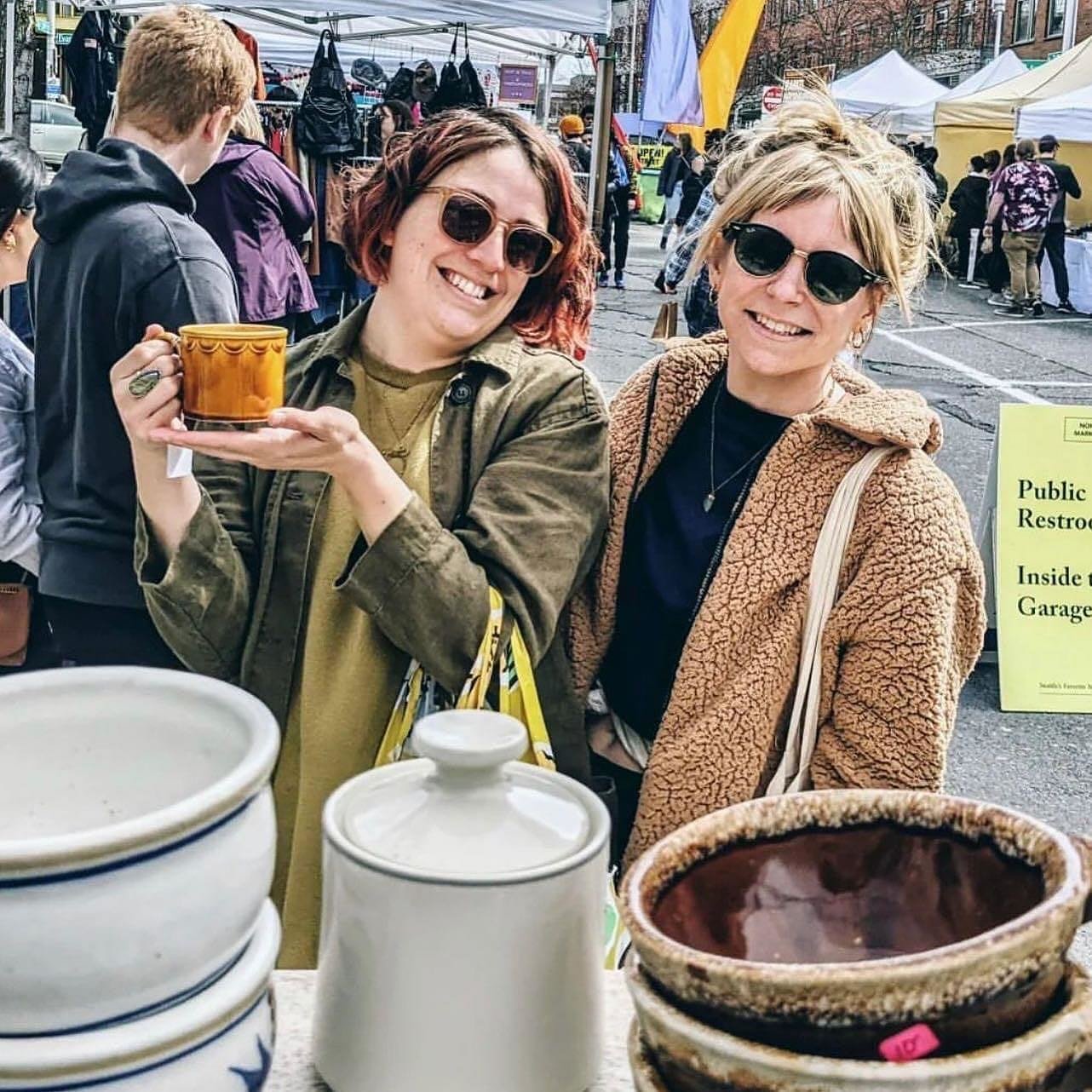 Seattle&rsquo;s favorite treasure hunt happens every Sunday with 200+ booths curbside! Discover local artists, shop vintage racks and eat at our outdoor food district with no reservations ever! See you today from 10-4pm #fremontsundaymarket #fremomts
