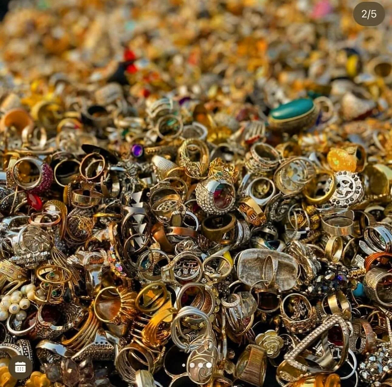 Makers, finders and foodies welcome! Seattle&rsquo;s favorite treasure hunt happens every Sunday with your favorite finders for some serious retail therapy! See you this Sunday! #fremontsundaymarket #shppsmall #seattlevintagemarket #seattlebrunch #su