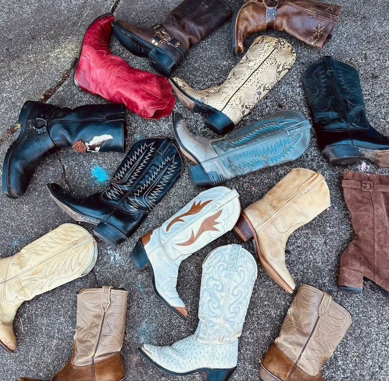 It&rsquo;s officially boot season and @lilmamasvintage_ is here to make your winter wardrobe fashion goals a reality at @hangar30_flea ! Open 11-5pm