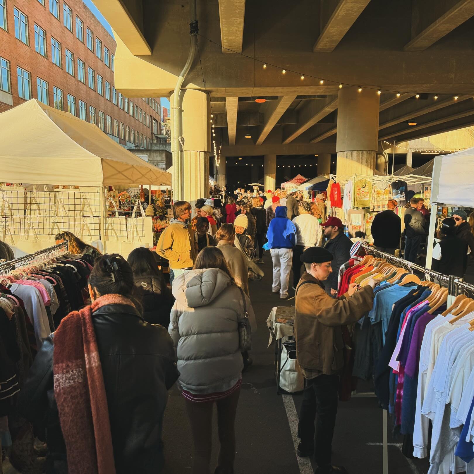 Nothing beats a lazy day out at the @fremontsundaymarket at our @fremontbridgemarket ! Thank you for everyone that chose to shop local this busy Thanksgiving weekend! We&rsquo;re here rain or shine with our 🔥patio heaters 🔥year round! #fremontsunda