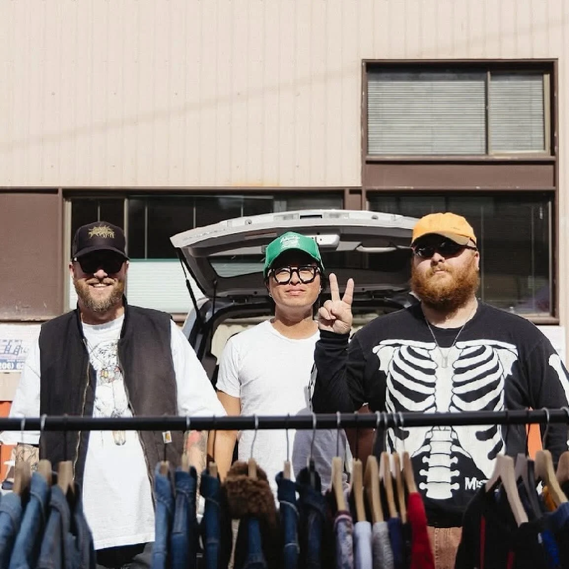 🎉 Seattle, it&rsquo;s ON! Join us for Opening Day of the @fremontsundaymarket 🛍️ Sunday, March 29! Two blocks of food, DJs, vintage, imports &amp; artisanal goodies along the Fremont Canal curbside. Bring your crew, pups&mdash;and your wallets! 😎✨